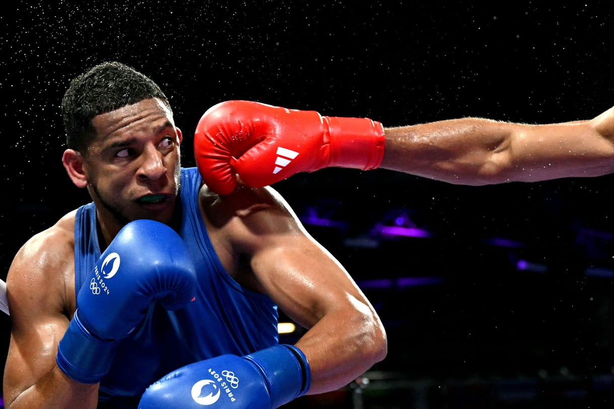 Szemben egy ütéssel. Arany díj: boksz kategória. A spanyol Enmanuel Reyes Plát a belga Victor Schelstraete üti meg a párizsi olimpián a 92 kilogrammos ökölvívók versenyében.