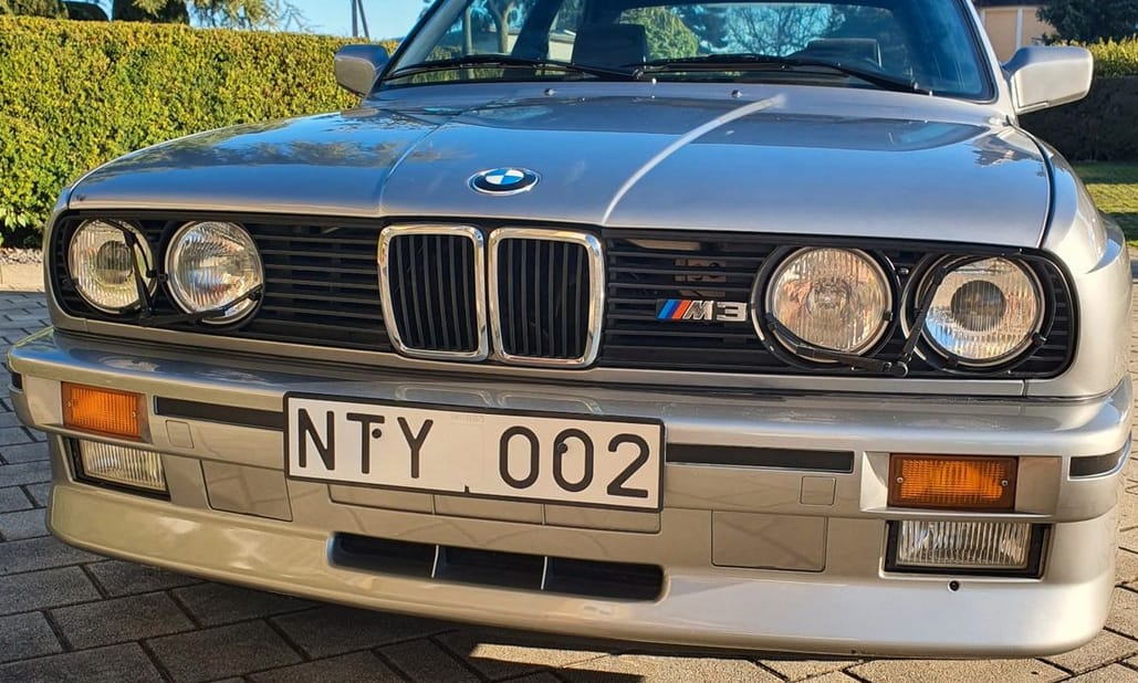 Szinte hihetetlen, de 388 kilométerrel árulják a szomszédban ezt a 35 éves BMW M3-at