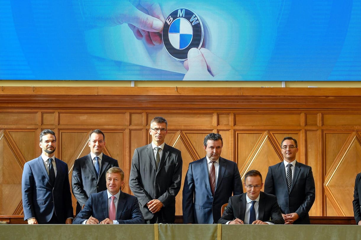 Aláírták a BMW-szerződést Debrecenben
