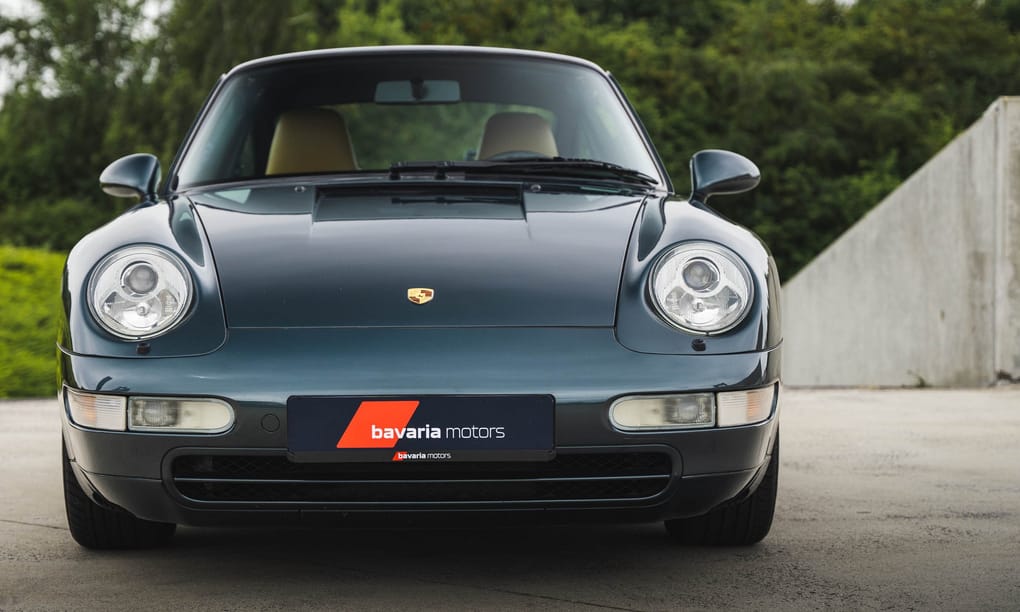 Új szintre emeli a sportos elegancia fogalmát ez a zöld-bézs Porsche 911