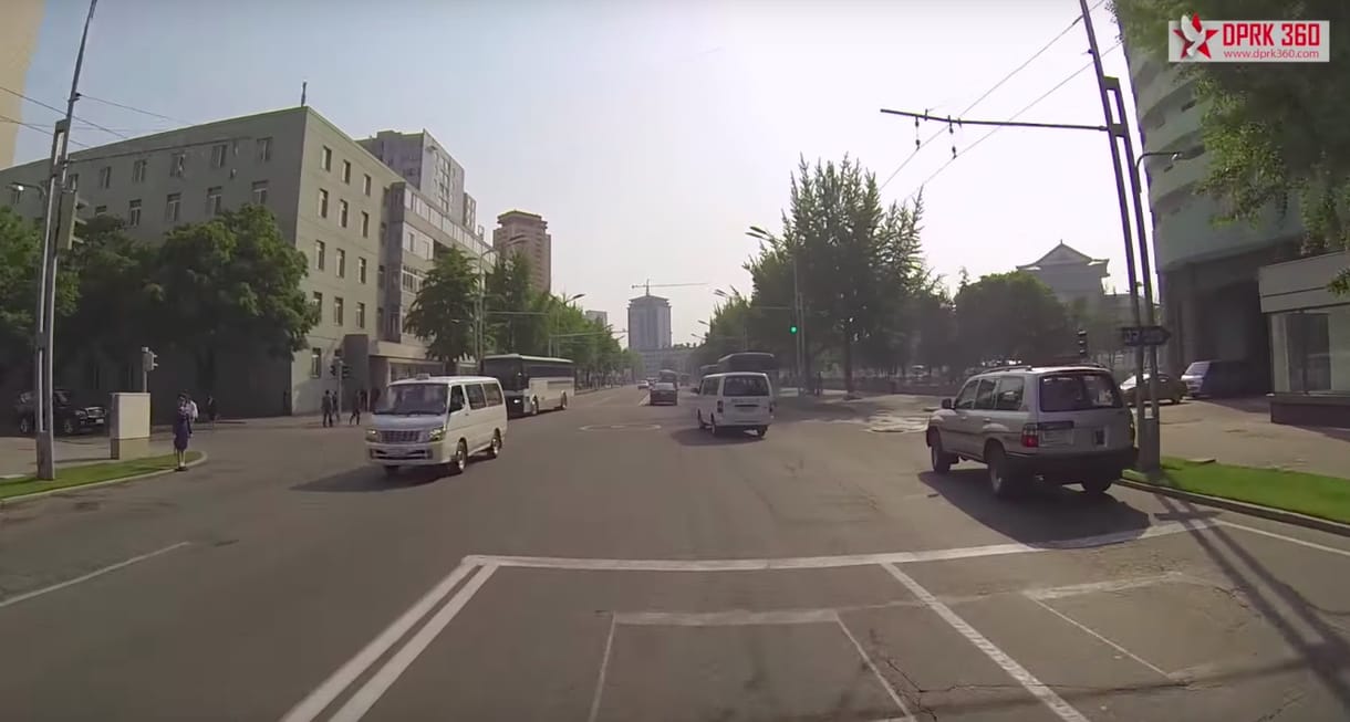 Videó: ilyen érzés végigautózni Észak-Korea fővárosán