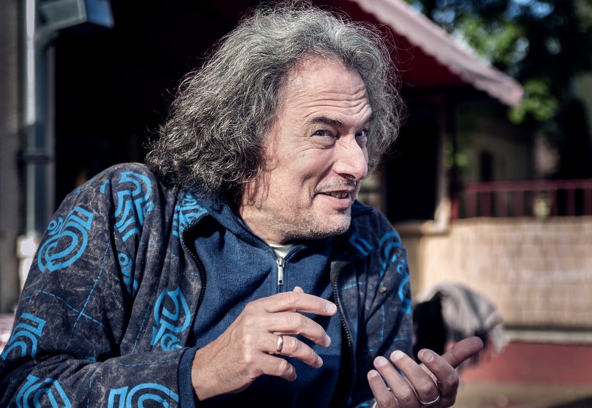 Laár András taxiban ülve karambolozott, most nem tud gitározni