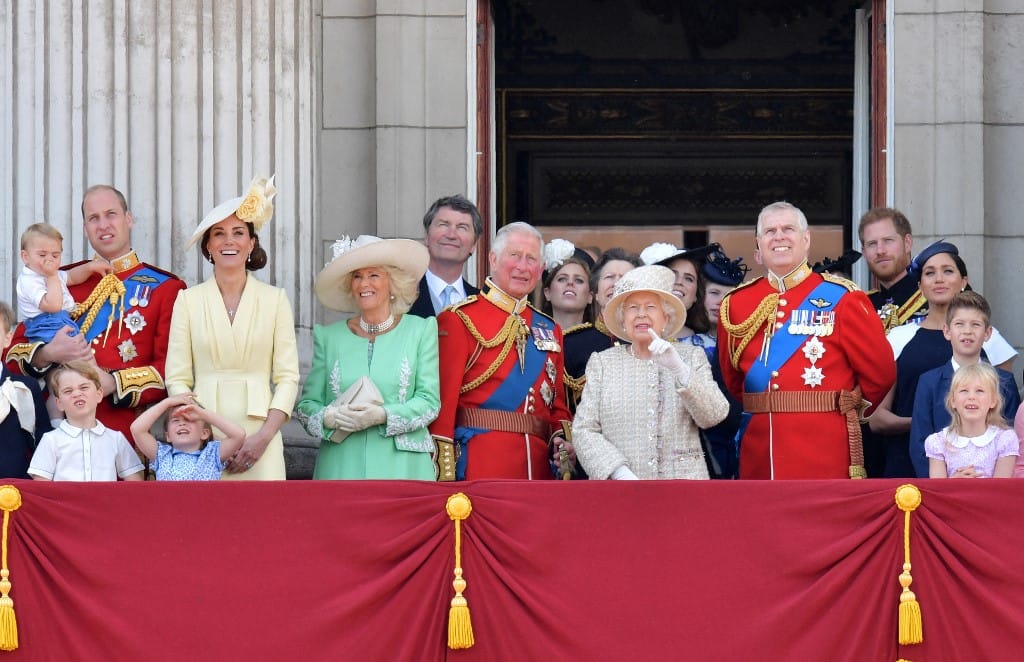 Harry és András herceget is száműzte Erzsébet királynő a Buckingham-palota erkélyéről