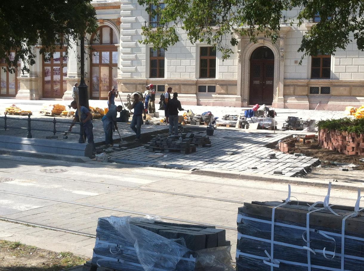 Máris javítani kezdik a Várkert Bazár felújított utcáját