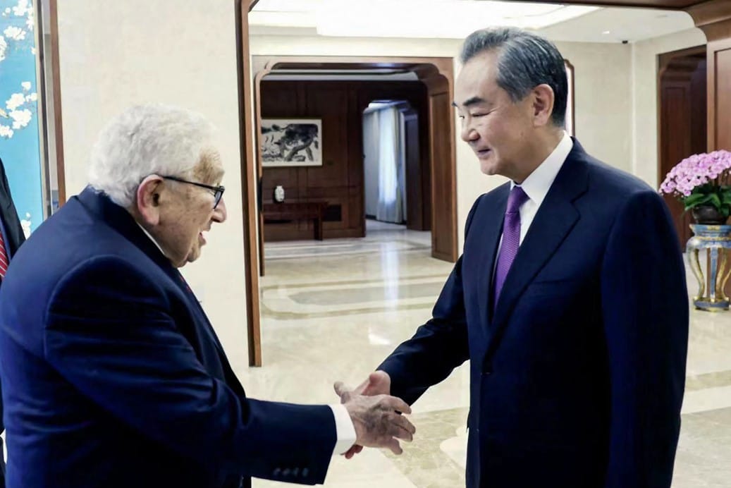„Régi barátként” tárgyalt a kínai elnök Henry Kissingerrel