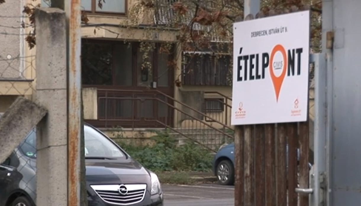 Meleg ételt osztanak naponta nyolcezer debreceninek