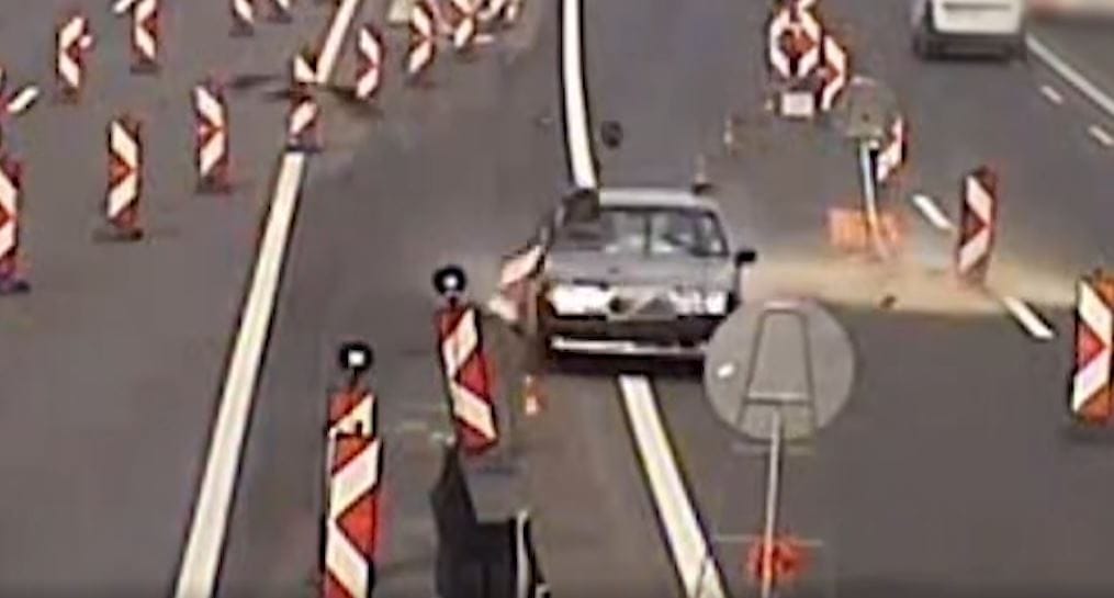 Letarolta a terelést, utána kilométereken át szemben hajtott a forgalommal egy autós az M7-esen – videó