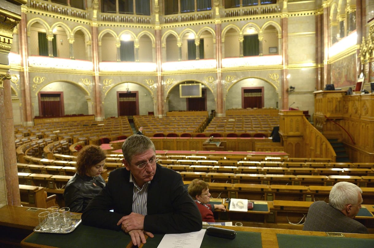 Fotó: Gyurcsány és Vadai a parlamentben éjszakáznak