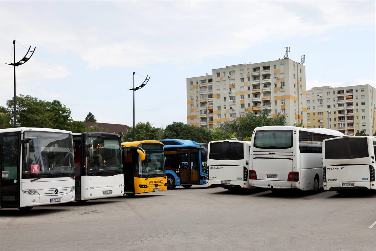 Lázár szinte sikerként beszél a 300 pótlóbuszról, Vitézy szerint ez a kóklersége szimbóluma