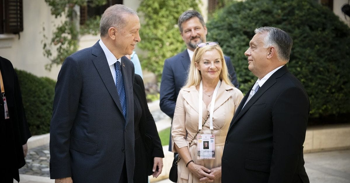 Erdogan testőrnek tűnő szimpatizánsai bántalmazhattak egy magyar férfit, miután az bemutatott a török elnöknek