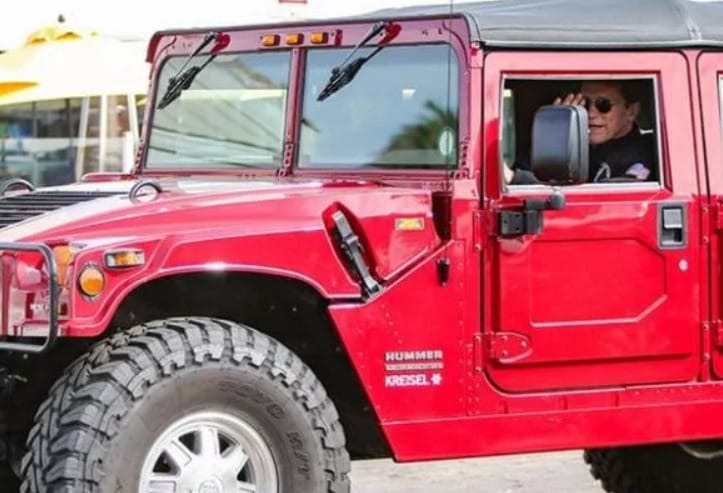 Múltkor egy katonai csapatszállítóval, most egy elektromos Hummerrel ment vásárolni Schwarzenegger