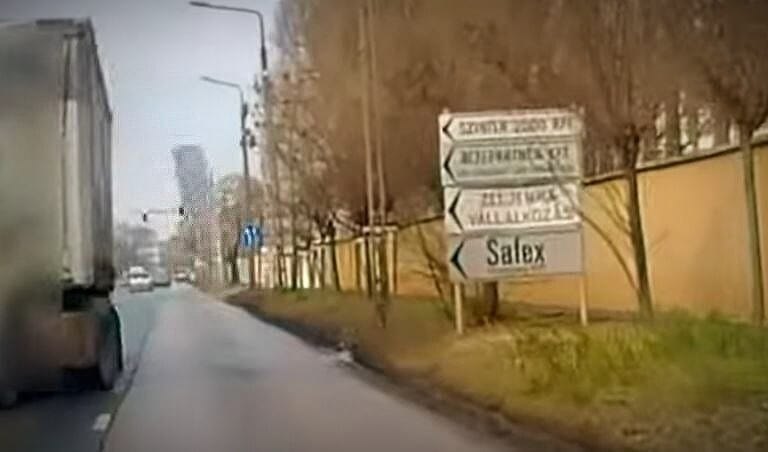Kanyarodó kamionról repült a jégtábla az autók felé a Gyömrői úton – videó