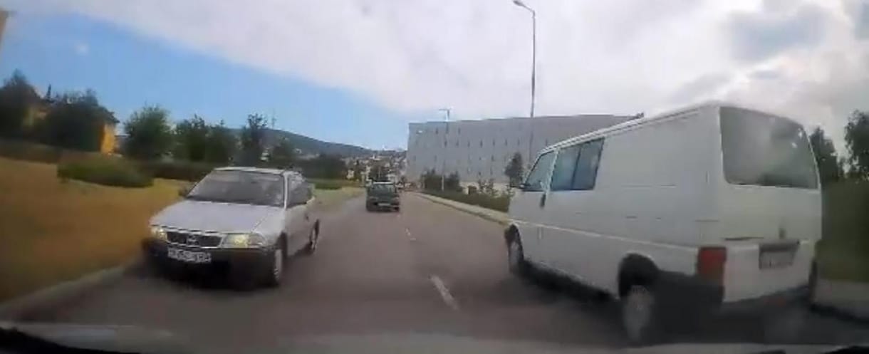 Jól benézte ezt az utcát egy autós, jött szembe a többiekkel – videó