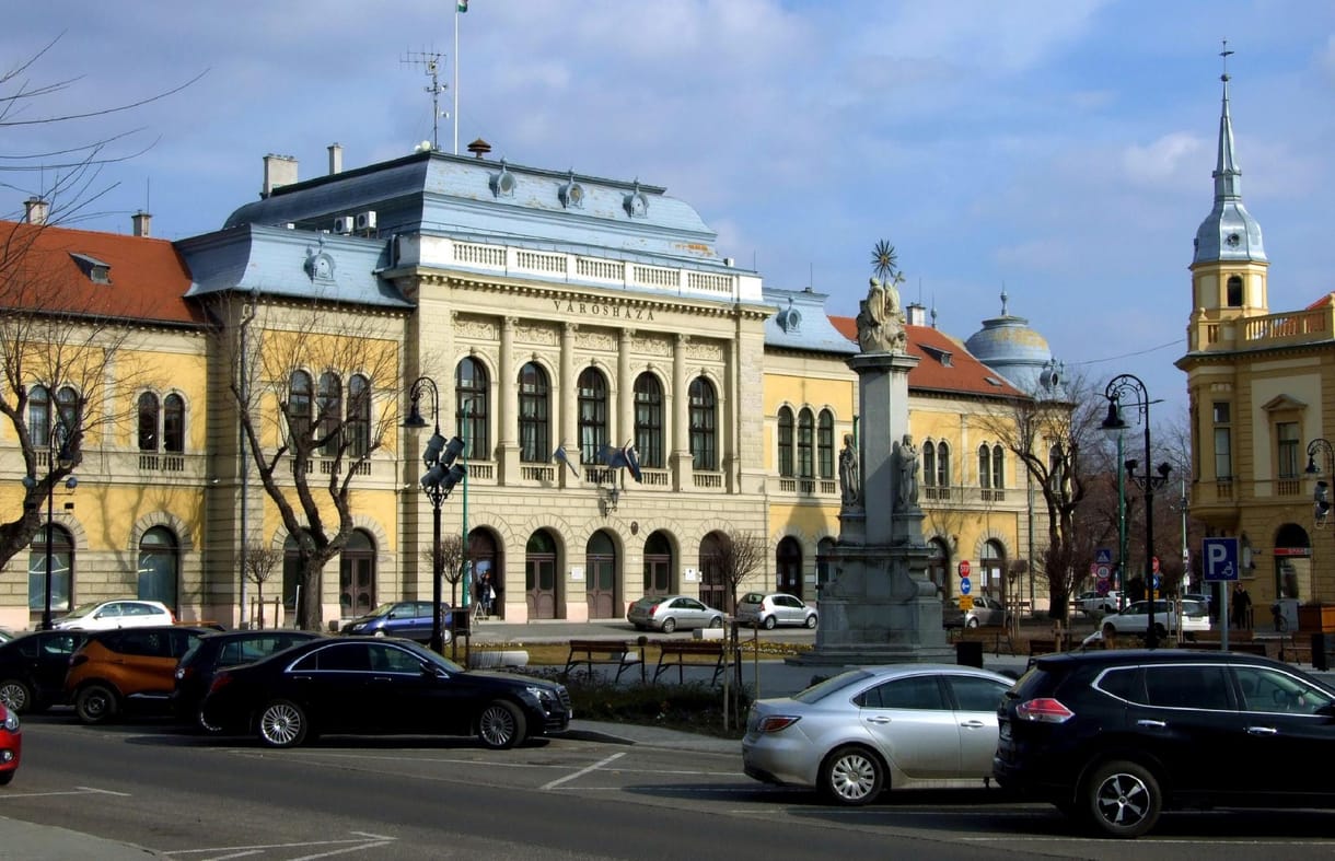 Egy fideszes képviselő családjának cége százmilliókért nyert el megbízásokat Cegléden