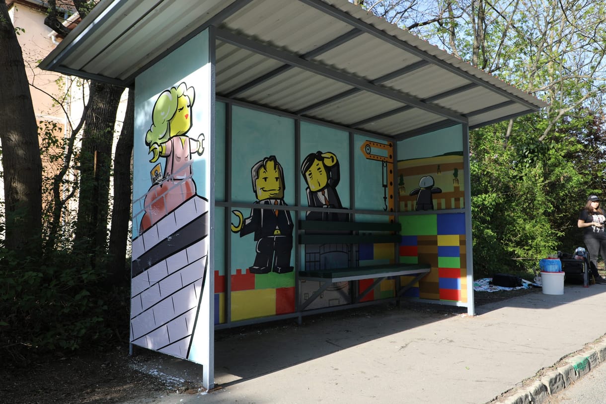 Lego-figuraként tűnt fel Mészáros Lőrinc és Várkonyi Andrea egy Orbán háza melletti buszmegállóban