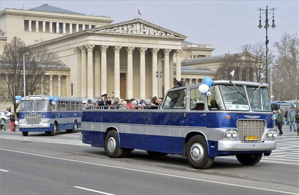 Száz éve utazunk buszon - akkor még le lehetett bárhol inteni az Andrássyn