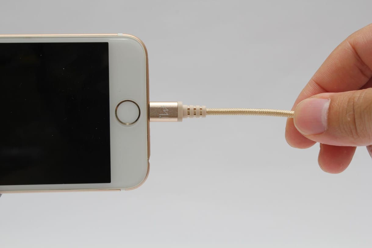 Megszűnhet a vezetékes töltési mód jövőre az új iPhone-oknál