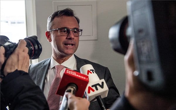 Hivatalos: Hofer nyerte az osztrák elnökválasztás első körét, jön a második