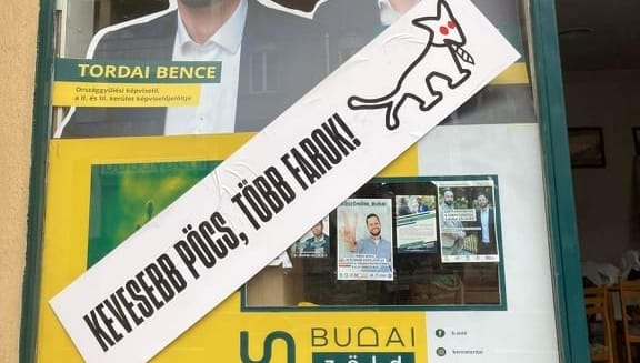 „Kevesebb pöcs, több farok” – kamu Kutyapártos matricákkal ragasztgatta össze valaki az ellenzék plakátjait a II. kerületben