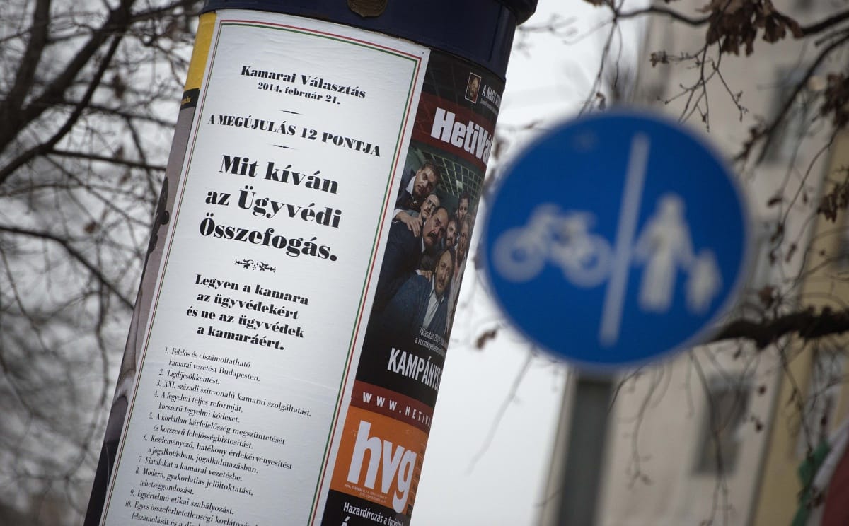 Fülkeforradalom 2.0: újabb Összefogás plakátolta tele a belvárost