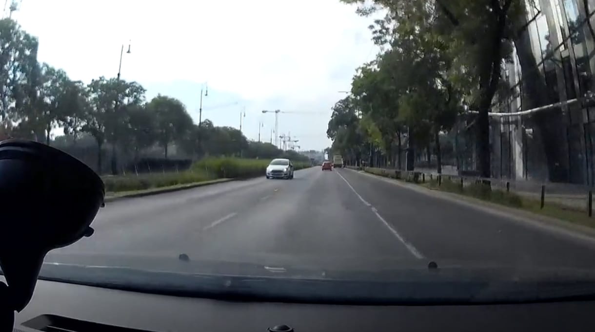 Figyelmetlen autós csorog szemben a forgalommal a Dózsa György úton – videó