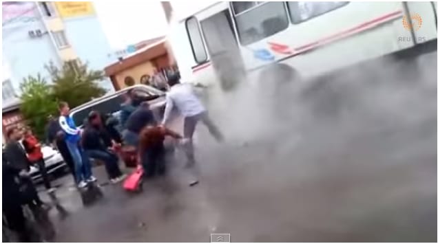 Pánik és sikoltozás – forró vízoszlopra hajtott utasaival az idióta buszsofőr (videó)