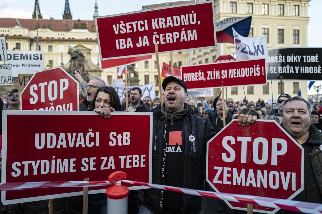 Azért tüntettek Prágában, mert nem akarnak Magyarország útjára térni