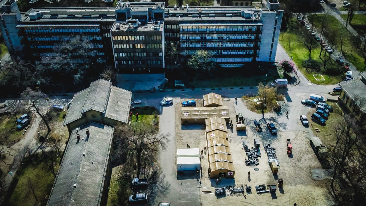 A kormányzat talált-süllyedt játékra kényszeríti a kórházakat a koronavírus ellen