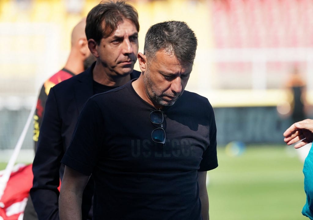 Lefejelte az ellenfél játékosát, kirúgták a Lecce edzőjét – videón az eset