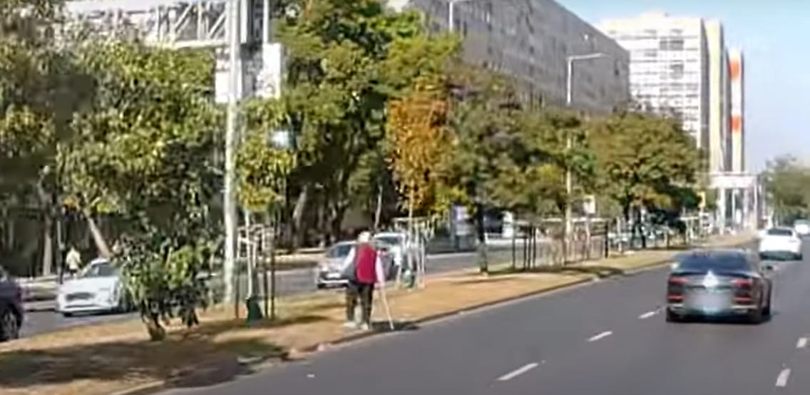 Keresztülgyalogolt egy idős nő a Szentendrei úton, épphogy megúszta - videó