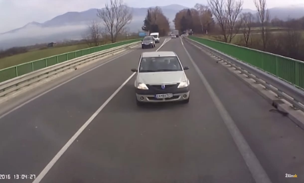 Ilyen egy frontális ütközés egy teherautós szemszögéből – videó