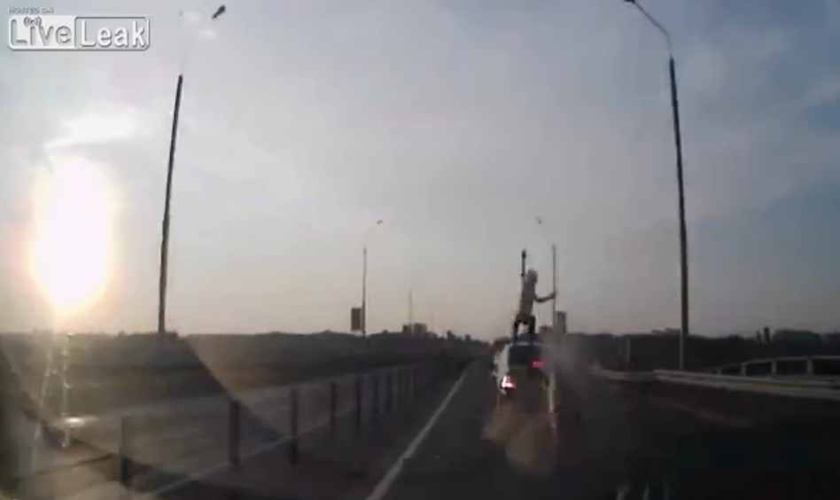 Így kell látványosan megúszni egy brutális motorbalesetet - videó