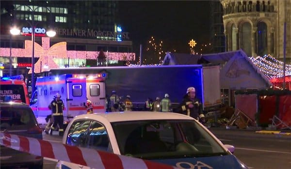 Kamion hajtott a tömegbe Berlinben, tizenketten meghaltak