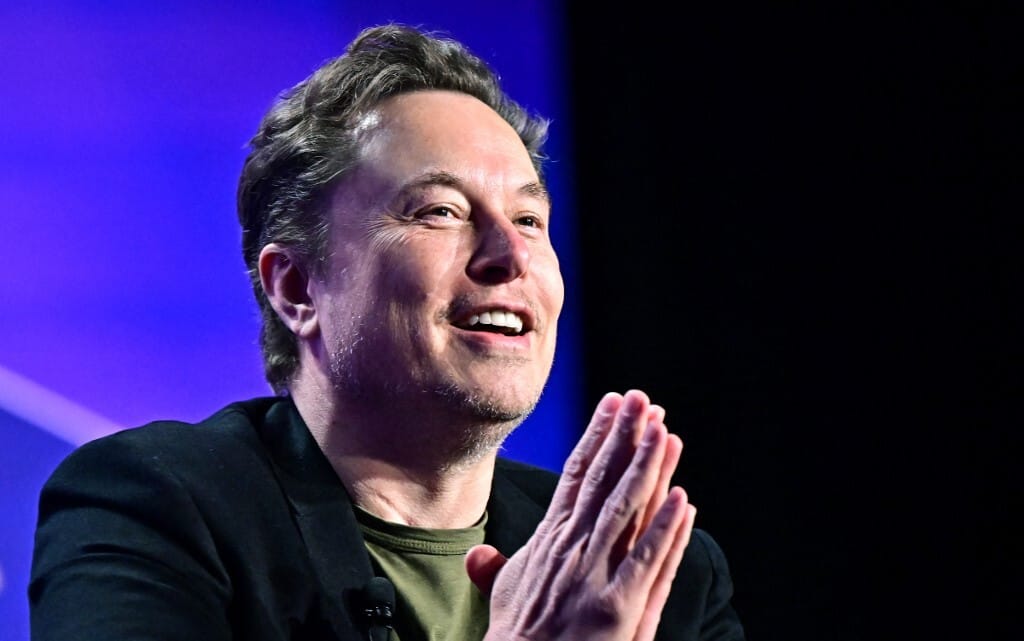 Elon Musk az év elején még büntette volna a kínai autókat, most pont az ellenkezőjét mondja
