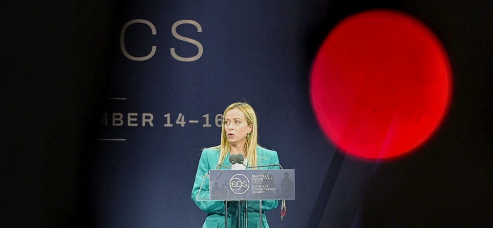 Giorgia Meloni puszival köszönt Orbánnak, méltatta a magyar családpolitikát, majd párhuzamba állította 1956-ot a mai Ukrajnával