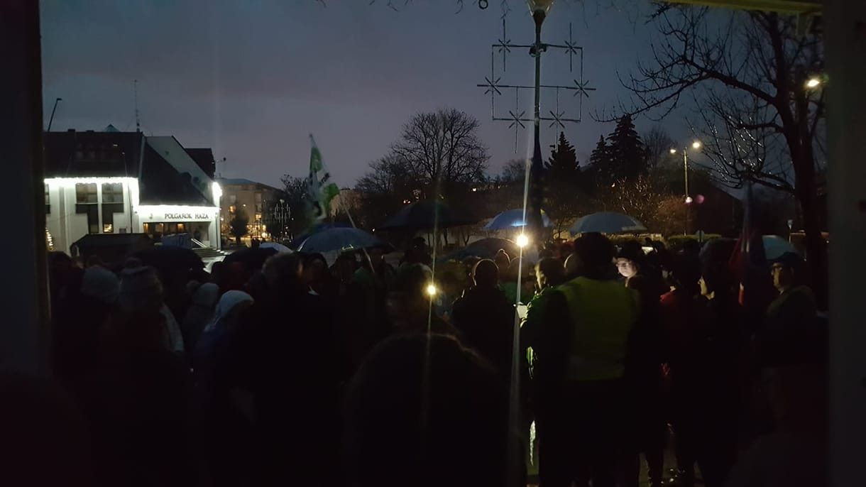 Tüntettek Érd főterén, lekapcsolták a közvilágítást