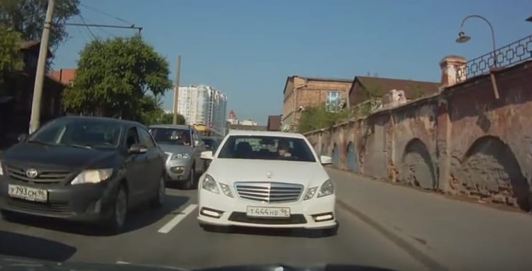 Itt a bizonyíték, hogy egy nagy Mercivel sem lehet bármit megtenni a forgalomban - videó