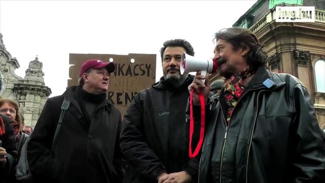 Kerényit cikizték a tüntetők - videó