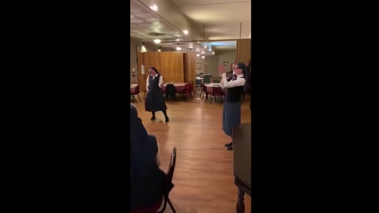 A Queen egyik örökzöldjére tomboló apácáknál nincs jobb videó ma a neten