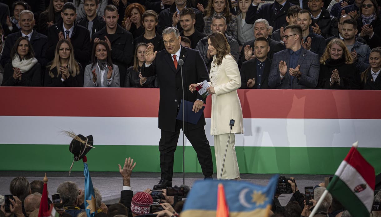 Az illiberális állam dicsérete és az orosz propaganda terjesztése – erre tartja álciviljeit a kormány