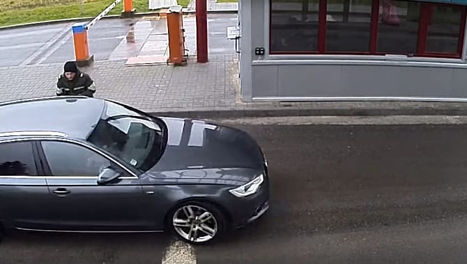 Így állítanak meg egy nagyon egyszerű eszközzel egy határsértőt – videó