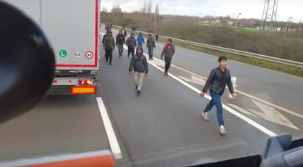 Magyar sofőr kamionjában találtak egy halott migránst Angliában