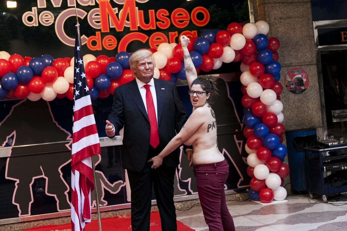 Félmeztelen aktivista ragadta meg a viasz Trump férfiasságát