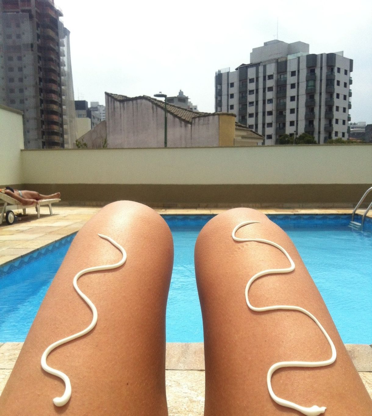 Tovább dübörög a netes őrület: hot-dog lábak mindenütt