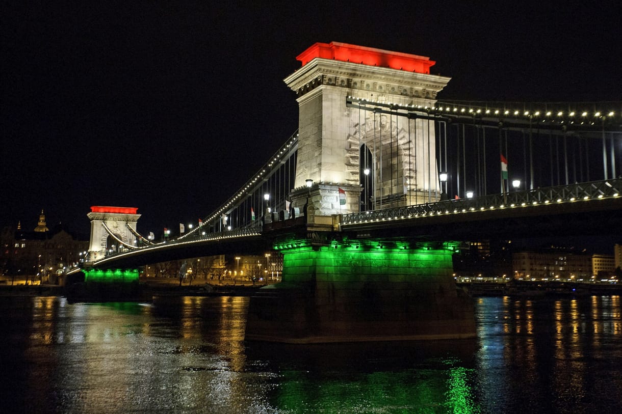 Karácsony: Természetesen idén is lobogtak a nemzeti lobogók a budapesti hidakon