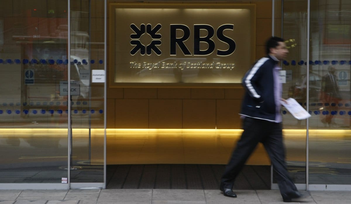 Vasárnap is nyitva tart a brit nagybank a rendszer összeomlása miatt