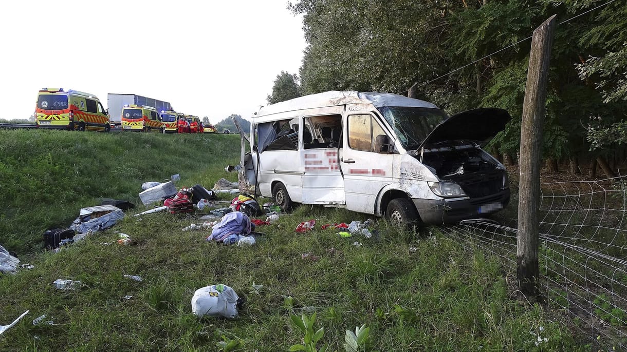 Elaludhatott a sofőr, kamionnak ütközött egy gyerekeket is szállító mikrobusz az M5-ösön