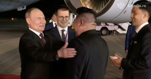Videó: Phenjan ezernyi Putyin-portréval és katonai parádéval fogadta az orosz elnököt