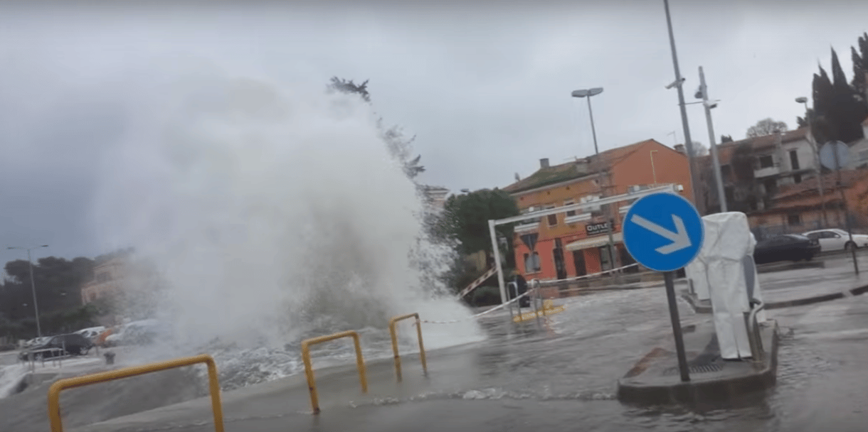 Videó: Szóltak, hogy siessenek, mert viszi a víz a kocsikat