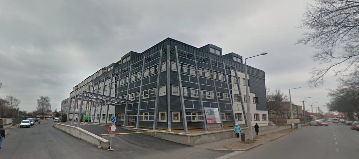 A mátészalkai kórház parkolójában elesett az idős orvos, másnap meghalt